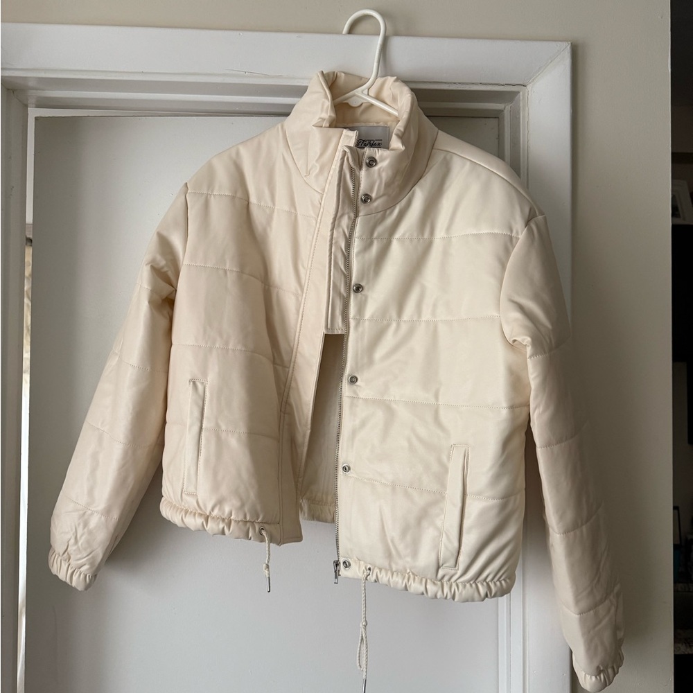 Francesca's Collections Cream Cropped Puffer Jacket